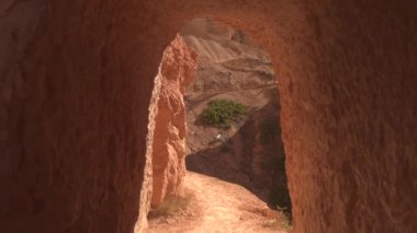 Bryce Canyon Milli Parkı güneşli Utah şaşırtıcı keşfetmek zikzaklı yol yürürken kız gezgin. Bryce Canyon, zikzak iz hiking genç kadın turist Milli Parklar ve yerler ziyaret