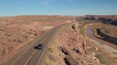 Hava: güneşli günde büyük sonbahar yaprakları ormanıyla kaplı dağlık manzara ile eğri birden çok şeritli otoyol trafik tam uçan. Arabalar engebeli yolda seyahat yolculuğa