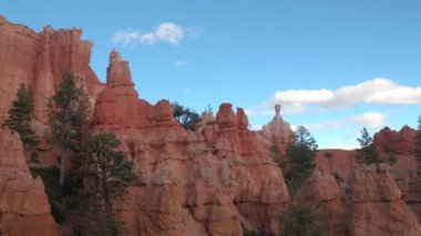Yakın: Çarpıcı kırmızı manzara Bryce Canyon Milli Parkı'nda güzel güneşli bir günde aşınmış. Güzel kumtaşı ayağı ve Hudu oluşumları kırmızı kum mavi gökyüzüne karşı Utah, ABD çöl
