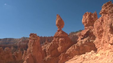 Yakın: Çarpıcı kırmızı manzara Bryce Canyon Milli Parkı'nda güzel güneşli bir günde aşınmış. Güzel kumtaşı ayağı ve Hudu oluşumları kırmızı kum mavi gökyüzüne karşı Utah, ABD çöl