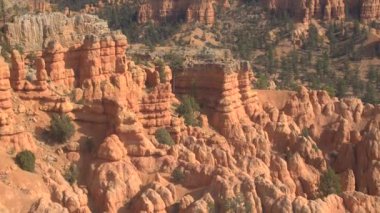 Kırmızı kaya oluşumları mavi gökyüzü Arches National Park Utah ABD karşı güneşli sabahı çarpıcı. Uzaydan kumtaşı sütunlar, windows ve kemerler manzara oluşumu sıcak çölde gün batımında.