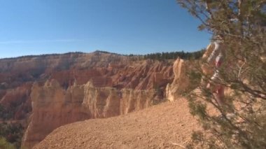 Kumtaşı Hudu oluşumları bakış açısı Bryce Canyon Milli Parkı'nda Utah, hayran boş yol yürüme genç kadın uzun yürüyüşe çıkan kimse. Genç kadın turist tozlu yolun Bryce Canyon çölde ABD hiking