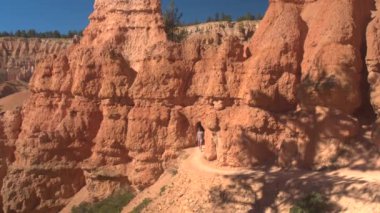 Bryce Canyon Milli Parkı güneşli Utah çarpıcı keşfetmek boş bir yol boyunca yürüyüş mutlu kadın uzun yürüyüşe çıkan kimse. Bryce Canyon bir iz hiking genç kadın turist Milli Parklar ve yerler ziyaret