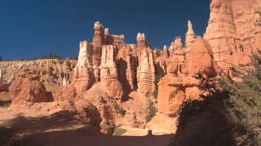 Tanınmayan kadın uzun yürüyüşe çıkan kimse görkemli Hudu oluşumları Bryce Canyon Milli Parkı'nda güneşli Utah keşfetmek boş dar yolda yürürken. Genç kadın turist tozlu iz Bryce Canyon hiking