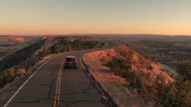 Aerial Black Suv Coche Que Conduce Largo Carretera Montaña Gran — Vídeos de Stock