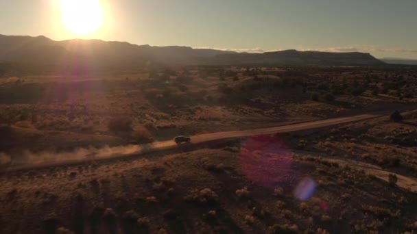 Черный Внедорожник Едет Грунтовой Дороге Через Сухую Долину Пустыни Сторону — стоковое видео