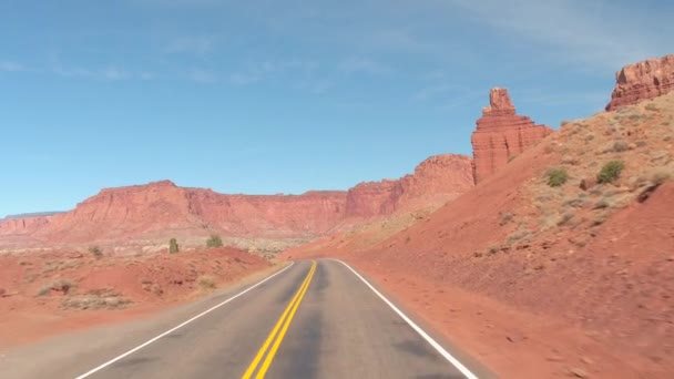第一人称视图 沿着犹他州犹他州的国会礁峡谷空旷的土路行驶 在红色岩石沙漠中尘土飞扬的道路上旅行 在阳光明媚的日子探索大自然 穿越美国的公路之旅 — 图库视频影像