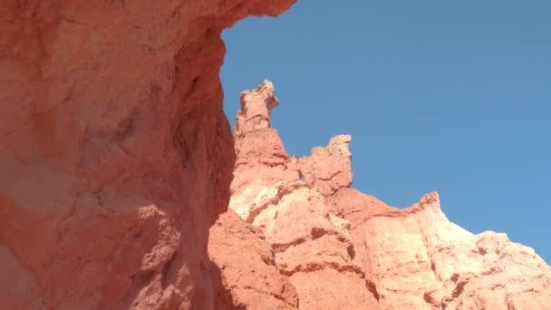 FERMER : Superbe paysage rocheux rouge érodé dans le parc national Bryce Canyon par une magnifique journée ensoleillée. Beau pilier de grès et des formations de hoodoo contre le ciel bleu au désert de sable rouge dans l'Utah, États-Unis 