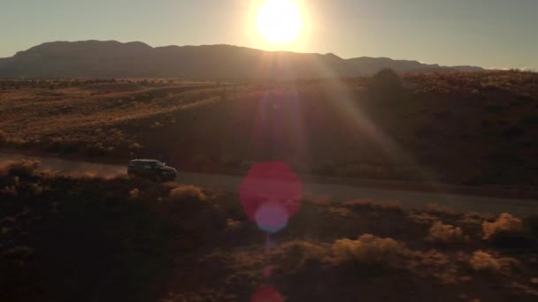 Aerial Coche Suv Negro Conduciendo Largo Del Camino Tierra Través — Vídeo de stock