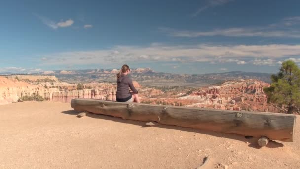 Happy Hiker Siedząc Drewnianej Ławce Oglądając Wspaniały Widok Bryce Canyon — Wideo stockowe