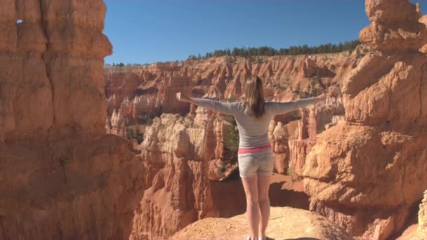 Młoda Podróżniczka Stojąca Widoku Bryce Canyon Podnosząca Ręce Zwycięsko Słońcu — Wideo stockowe