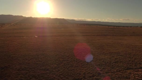 Antenne Schwarzer Geländewagen Der Bei Goldenem Sonnenuntergang Auf Einer Unbefestigten — Stockvideo