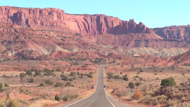 Fpv Jadąc Wzdłuż Koryta Pusty Polnej Drodze Capitol Reef Canyon — Wideo stockowe