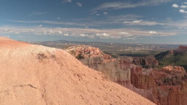 在犹他州的布莱斯峡谷国家公园里 年轻女子徒步旅行者走在空旷的小路上 欣赏砂岩的巫术构造 年轻的妇女旅游远足在布莱斯峡谷沙漠的尘土飞扬的足迹美国 — 图库视频影像
