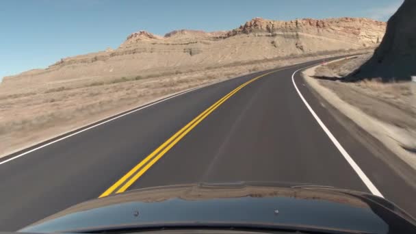 Highway Svängda Genom Bergiga Landskapet Täckt Med Vast Höst Lövverk — Stockvideo