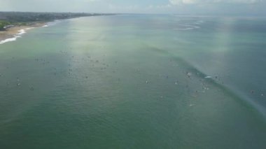 Anteni: Kalabalık sörfçü ve çizgisinde bekleyen longboarders Bali popüler sörf içinde dalga yakalamak için. Canggu plajda sörf insanların kalabalıklar. Acemi surfboarders kabarma binmek için öğrenme nasıl