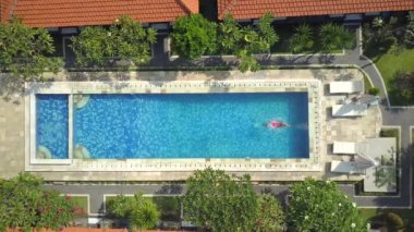 Hava aşağı üst: kafa ilk havuz suyu sıcak güneşli günde ferahlık için içine atlama yaz tatilde tanınmaz halde kadın. Dalış ve lüks Resort boş havuzda yüzme pembe bikini kız