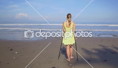 Koltuk değneği ile yaz plaj tatil seyahat yakın kaygısız kadar güçlü bağımsız kadın. Tatil zevk kumlu kıyıda duran kız. Erkek hiçbir endişe ve iyi sağlık sigortası ile güvenli