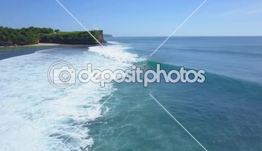 Hava: bekleyen sörfçü satır yukarı rüya gibi cliffy Bali derin mavi denizde kalabalık. Yüzme, kürek çekmeye ve okyanusta sörf yaz tatili tanınmayan insanlar. Büyük bir dalga sürme yanlısı sörfçü