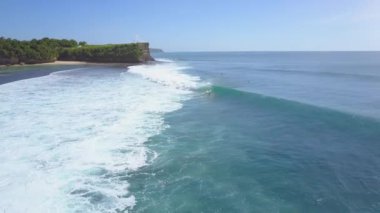 Hava: bekleyen sörfçü satır yukarı rüya gibi cliffy Bali derin mavi denizde kalabalık. Yüzme, kürek çekmeye ve okyanusta sörf yaz tatili tanınmayan insanlar. Büyük bir dalga sürme yanlısı sörfçü