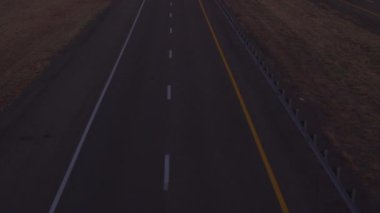 Hava yakın: otomobil ve navlun yarı kamyon yüklü bir meşgul karayolu sürüş mal ile şafaktan önce kargo taşıma. Hava karardıktan sonra alacakaranlıkta kargo taşımaktan konteyner kamyon teslim taşıyıcı