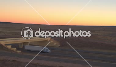 Hava yakın: Yük yarı kamyon kargo taşıma Türkiye genelinde boş yolu boyunca sürüş mal yüklü. Konteyner kamyon teslim taşıyıcı kargo altın günbatımında çekme.