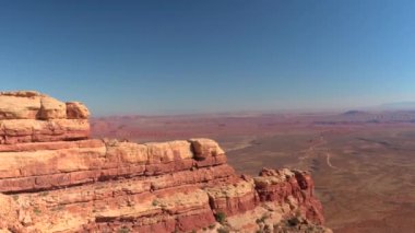 Hava: sonsuz Valley of Gods, Utah ABD açığa yüksek kırmızı rock mesa dağın üzerinde uçan. Çarpıcı kırmızı çöl vadi erozyona uğramış mesa dağlar ve butte oluşumları sıcak güneşli gün ile