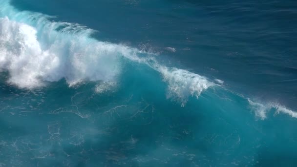 スローモーション クローズ アップ 巨大な乱流泡立つ海の波の上昇と 完璧なバレルの波が海岸飛散時に圧延します 大きなチューブ波破砕 海水滴噴霧と太陽の下で輝く — ストック動画