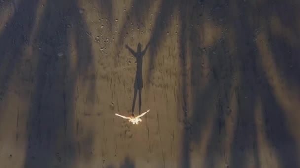 Cinque Cintura Aereale Donna Felice Con Braccia Alzate Piedi Sulla — Video Stock