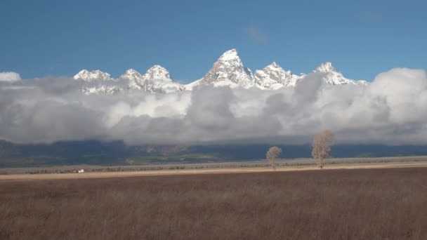 Εναέρια Μαγευτικό Grand Teton Βουνό Κορυφές Αύξηση Πάνω Από Ομιχλώδες — Αρχείο Βίντεο