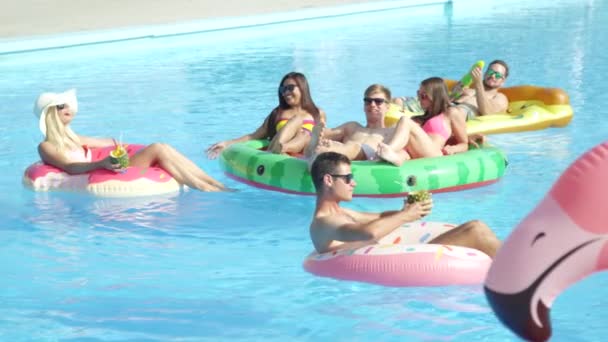 Llamada Lentes Moción Lenta Amigos Juguetones Disfrutando Coloridos Flotadores Piscina — Vídeos de Stock