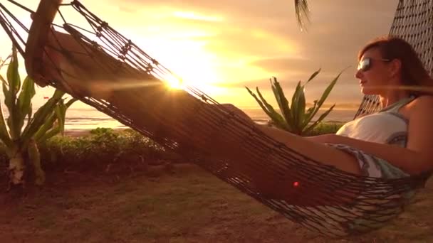 Slow Motion Lens Flare Jovem Pensativa Férias Descansando Rede Pôr — Vídeo de Stock