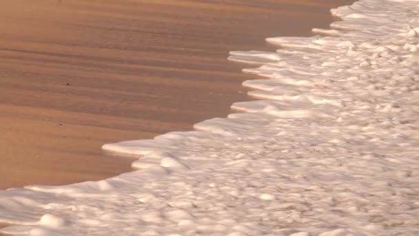 Slow Motion Chiudi Onde Oceaniche Schiumose Che Lavano Spiaggia Sabbia — Video Stock