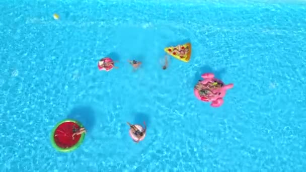 Antenowe Wesoły Znajomi Wody Walka Kolorowe Floaties Pool Party Figlarny — Wideo stockowe