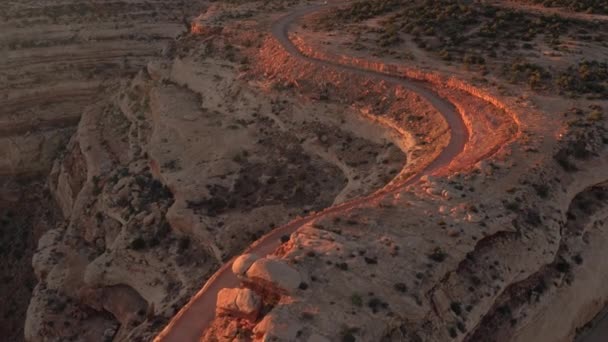 Антени Чорний Позашляховик Водіння Автомобіля Звивистій Дорозі Switchback Піднімаючись Mesa — стокове відео