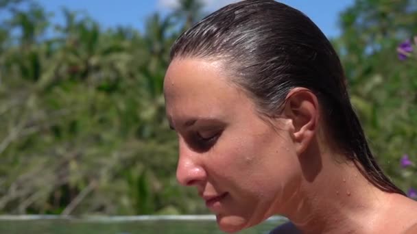 Zeitlupe Großaufnahme Schöne Junge Frau Schwimmbad Die Sich Das Thermalwasser — Stockvideo