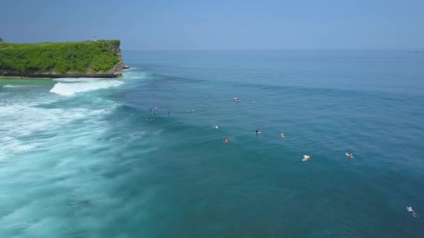 Aerial Hombre Irreconocible Pescando Pie Majestuoso Acantilado Rocoso Sobre Vasto — Vídeo de stock