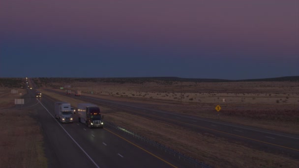 米国テキサス州アマリロ 空中車や貨物セミトラック夕暮れ時に米国の間で貨物を輸送 高速道路走行 暗闇の後の商品を運搬コンテナー トラック配信トランスポーター — ストック動画