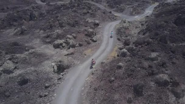 Cerrar Aerial Hombre Mujer Conduciendo Scooters Largo Sinuoso Camino Lava — Vídeo de stock
