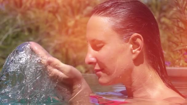 Moción Lenta Cerrar Lentes Flare Hermosa Mujer Joven Piscina Salpicando — Vídeo de stock