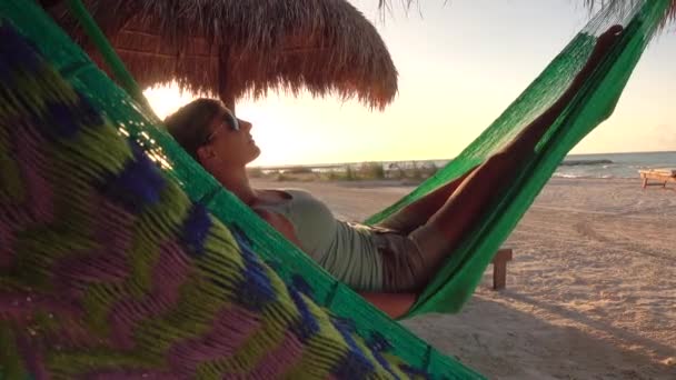 Fechar Menina Bonita Férias Verão Deitado Uma Rede Balançando Sob — Vídeo de Stock