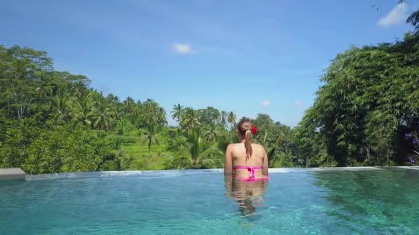 Aerial Close Voando Acima Menina Biquíni Desfrutando Piscina Infinita Assistindo — Vídeo de Stock