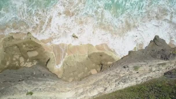 Topo Aerial Fechar Espumosas Ondas Água Branca Oceano Salpicando Suavemente — Vídeo de Stock