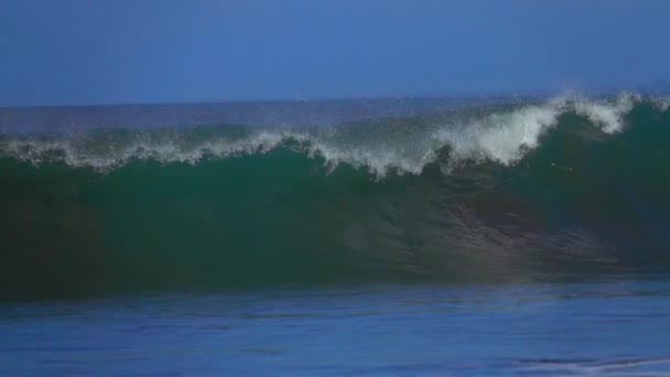 Slow Motion Close Big Barrel Wave Rolling Crashing Shallow Sandbars — Stock Video