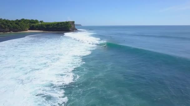 Aerial Surfistas Esperando Fila Lotada Mar Azul Profundo Onírico Desfiladeiro — Vídeo de Stock