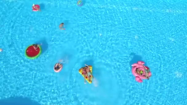 Aerial Amigos Alegres Tendo Água Lutar Flutuações Coloridas Festa Piscina — Vídeo de Stock