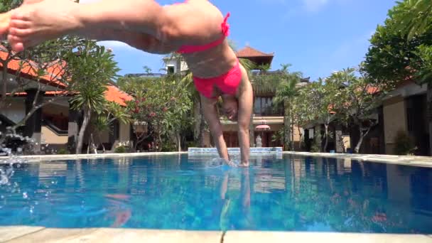 Slow Motion Close Jonge Vrouw Zomervakantie Springt Eerst Blauw Zwembadwater — Stockvideo