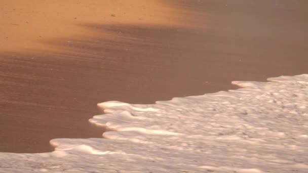 Moción Lenta Cerrar Espumosas Olas Del Océano Lavando Playa Arena — Vídeo de stock