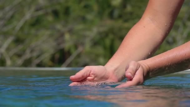 Повільний Рух Близькі Кавказька Жіночих Рук Граючи Водою Ловити Його — стокове відео