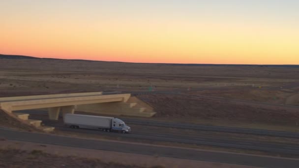 Luchtfoto Close Freight Semi Vrachtwagens Geladen Met Goederen Rijden Langs — Stockvideo